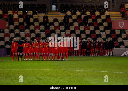 Newport, Royaume-Uni. 1er décembre 2020. Pays de Galles pour leur hymne national. Match de qualification des femmes de l'UEFA pour l'Euro 2022, groupe c, femmes du pays de Galles contre Bélarus à Rodney Parade à Newport, au sud du pays de Galles, le mardi 1er décembre 2020. Photo par Lewis Mitchell/Andrew Orchard sports photographie/Alamy Live News crédit: Andrew Orchard sports photographie/Alamy Live News Banque D'Images