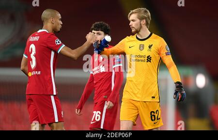 Fabinho de Liverpool (à gauche) et Caoimhin Kelleher Bump Fists de gardien de but avant le match du groupe D de la Ligue des champions de l'UEFA à Anfield, Liverpool. Banque D'Images