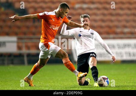 Blackpool, Royaume-Uni. 1er décembre 2020. BLACKPOOL, ANGLETERRE. LE 1ER DÉCEMBRE, Jerry Yates de Blackpool (à gauche) et Andy Cannon de Portsmouth se battent pour le ballon lors du match de la Sky Bet League 1 entre Blackpool et Portsmouth à Bloomfield Road, Blackpool, le mardi 1er décembre 2020. (Crédit : Tim Markland | ACTUALITÉS MI) crédit : ACTUALITÉS MI et sport /Actualités Alay Live Banque D'Images