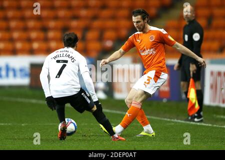 BLACKPOOL, ANGLETERRE. LE 1ER DÉCEMBRE, le mari James de Blackpool (à droite) et Ryan Williams de Portsmouth se battent pour le ballon lors du match de la Sky Bet League 1 entre Blackpool et Portsmouth à Bloomfield Road, Blackpool, le mardi 1er décembre 2020. (Crédit : Tim Markland | ACTUALITÉS MI) crédit : ACTUALITÉS MI et sport /Actualités Alay Live Banque D'Images