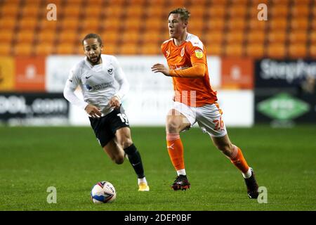 Blackpool, Royaume-Uni. 1er décembre 2020. BLACKPOOL, ANGLETERRE. LE 1ER DÉCEMBRE Daniel Ballard de Blackpool (à droite) en action avec Marcus Harness de Portsmouth lors du match de la Sky Bet League 1 entre Blackpool et Portsmouth à Bloomfield Road, Blackpool le mardi 1er décembre 2020. (Crédit : Tim Markland | ACTUALITÉS MI) crédit : ACTUALITÉS MI et sport /Actualités Alay Live Banque D'Images