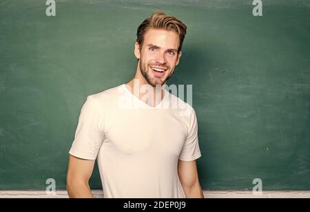 Bien organisé pour bien satisfait. Retour à l'école. Vide l'information de tableau noir. Homme prêt à étudier. Heureux étudiant au tableau noir. Vie des étudiants. Homme t Banque D'Images