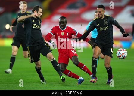 Sadio Mane de Liverpool (au centre), Daley Blind d'Ajax (à gauche) et Noussair Mahraoui se battent pour le ballon lors du match du groupe D de la Ligue des champions de l'UEFA à Anfield, Liverpool. Banque D'Images