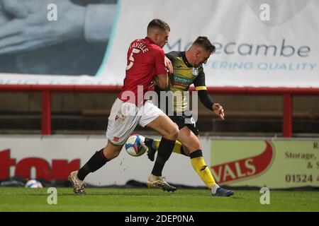 MORECAMBE, ANGLETERRE. 1ER DÉCEMBRE Scott Quigley de Barrow en action avec Sam Lavelle de Morecambe lors du match Sky Bet League 2 entre Morecambe et Barrow au Globe Arena, Morecambe, le mardi 1er décembre 2020. (Credit: Mark Fletcher | MI News) Credit: MI News & Sport /Alay Live News Banque D'Images