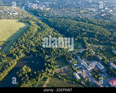 Vue aérienne d'un oiseau de drone National Dendrologic Park Sofiyivka dans la ville d'Uman, Ukraine Banque D'Images
