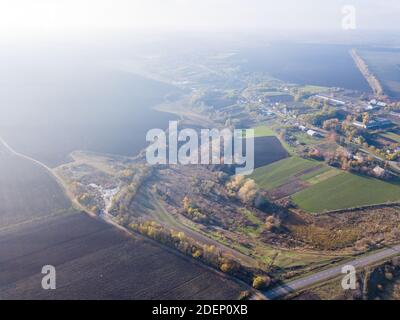 Vue aérienne du drone au-dessus des champs agricoles, des zones de fabrication et du site d'enfouissement. Banque D'Images