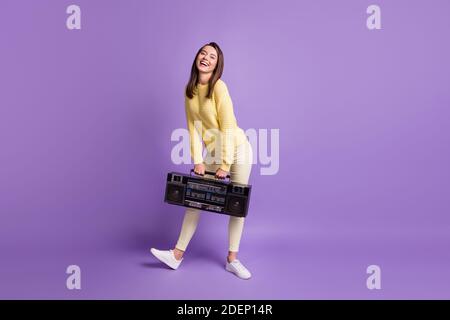 Photo de la taille du corps pleine longueur de fille funky gardant rétro boombox portant des vêtements décontractés souriants isolés sur la couleur violet vif arrière-plan Banque D'Images