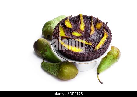 Gâteau au chocolat brownie avec poire pochée isolée sur blanc Banque D'Images