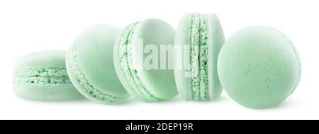 Cinq verts (pistache ou menthe) macarons dans une rangée isolée sur fond blanc Banque D'Images