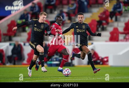 Le Sadio Mane de Liverpool est évincé du ballon par Perr Schuurs (à gauche) et Noussair Mahraoui (à droite) d'Ajax lors du match du groupe D de la Ligue des champions de l'UEFA à Anfield, Liverpool. Banque D'Images