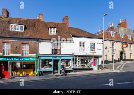 Petits magasins et restaurant à Salisbury Street, Blandford Forum, une petite ville marchande de Dorset, au sud-ouest de l'Angleterre, à l'architecture typiquement géorgienne Banque D'Images