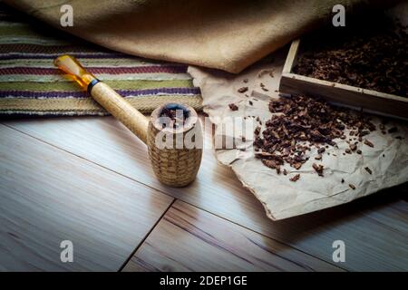 Tabac loisirs rustique table en bois du tuyau d'épis de maïs Banque D'Images