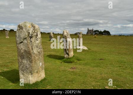 Partie de l'âge néolithique tardif ou du début de l'âge de bronze Les Hurlers préhistoriques encerclent en pierre sur Bodmin Moor avec les ruines D'une maison de moteur de mine d'étain dans le Banque D'Images