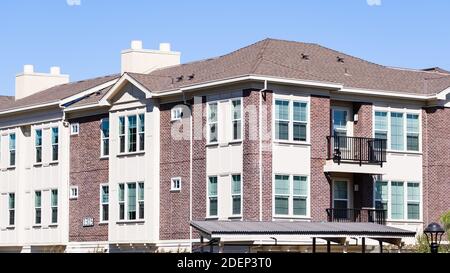 Vue extérieure d'un immeuble d'appartements moderne offrant des unités de location de luxe dans la Silicon Valley ; Livermore, région de la baie de San Francisco est, Californie Banque D'Images