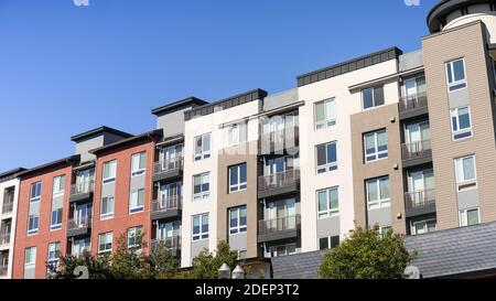 Vue extérieure d'un immeuble d'appartements moderne offrant des unités de location de luxe dans la Silicon Valley; Sunnyvale, région de la baie de San Francisco, Californie Banque D'Images