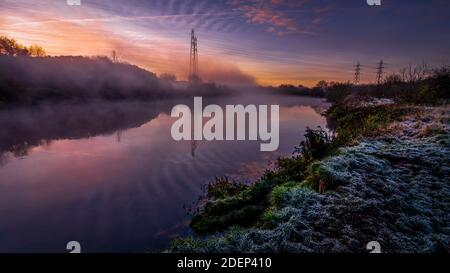 Paysage d'automne avec brouillard et gel avec une rivière à Lever du soleil - rivière Mersey Paddington Meadows Banque D'Images