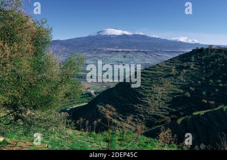 Vue sur la pente mitoyenne abandonnée et sur la pente sud-ouest de la montagne Etna, un point de repère dans le paysage de la Sicile Banque D'Images