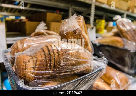 Toronto, Canada. 25 novembre 2020. Sacs de pain à la Chasdei Kaduri Jewish Food Bank.c'est la seule organisation juive entièrement gérée par des bénévoles, qui se consacre à la livraison hebdomadaire d'aliments non périssables, de produits de boulangerie frais et de produits à des centaines de familles juives dans le besoin dans la région du Grand Toronto. Depuis la pandémie de Covid-19 en mars 2020, la demande de services a considérablement augmenté. Crédit : Shawn Goldberg/SOPA Images/ZUMA Wire/Alay Live News Banque D'Images