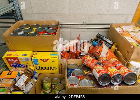 Toronto, Canada. 25 novembre 2020. Boîtes de nourriture à la Chasdei Kaduri Jewish Food Bank.c'est la seule organisation juive entièrement gérée par des bénévoles, dédiée à la livraison hebdomadaire d'aliments non périssables, de produits de boulangerie frais et de produits à des centaines de familles juives dans le besoin dans la région du Grand Toronto. Depuis la pandémie de Covid-19 en mars 2020, la demande de services a considérablement augmenté. Crédit : Shawn Goldberg/SOPA Images/ZUMA Wire/Alay Live News Banque D'Images