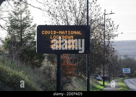 un panneau de signalisation électronique à message variable indiquant les informations sur le coronavirus et l'avoiceduration du 2e verrouillage national du virus corona Banque D'Images