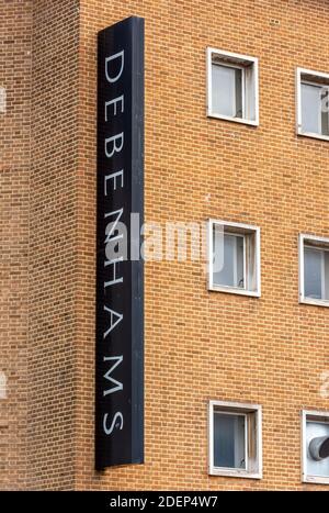 une grande affiche debenhams magasin sur un fond simple convenable pour salle de couverture pour copie Banque D'Images