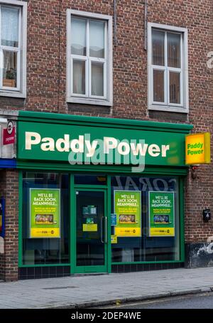 bureau de pari de puissance de paddy ou magasin de bookmakers dans le centre-ville de southampton. Banque D'Images