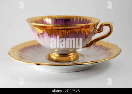 tasse à thé en porcelaine vide avec dorure sur fond blanc Banque D'Images