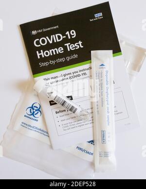 Kit de test à domicile du coronavirus COVID-19 NHS. La photo montre le guide de test à domicile, un flacon, un écouvillon et un sac pour déchets biologiques dangereux. Banque D'Images