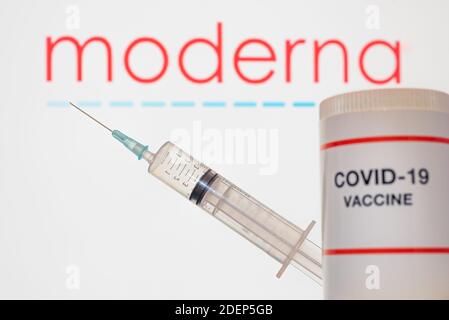 Vaccin de Moderna Company contre Covid-19 et une seringue sur fond blanc, Danemark, 1er décembre 2020 Banque D'Images
