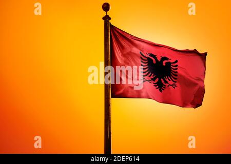 Albanie, République d'Albanie drapeau, drapeau oragant avec Sunrise Banque D'Images