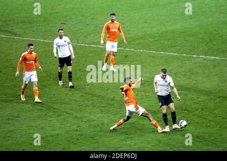 Blackpool, Royaume-Uni. 1er décembre 2020. BLACKPOOL, ANGLETERRE. LE 1ER DÉCEMBRE CJ Hamilton de Blackpool en action avec Lee Brown de Portsmouth (à droite) lors du match de la Sky Bet League 1 entre Blackpool et Portsmouth à Bloomfield Road, Blackpool, le mardi 1er décembre 2020. (Crédit : Tim Markland | ACTUALITÉS MI) crédit : ACTUALITÉS MI et sport /Actualités Alay Live Banque D'Images