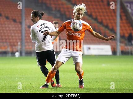 Blackpool, Royaume-Uni. 1er décembre 2020. BLACKPOOL, ANGLETERRE. LE 1ER DÉCEMBRE, Matty Virtue de Blackpool (à droite) et Ryan Williams de Portsmouth se battent pour le ballon lors du match de la Sky Bet League 1 entre Blackpool et Portsmouth à Bloomfield Road, Blackpool, le mardi 1er décembre 2020. (Crédit : Tim Markland | ACTUALITÉS MI) crédit : ACTUALITÉS MI et sport /Actualités Alay Live Banque D'Images