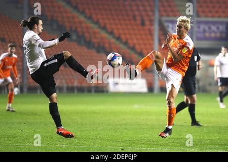 BLACKPOOL, ANGLETERRE. LE 1ER DÉCEMBRE, Matty Virtue de Blackpool (à droite) et Ryan Williams de Portsmouth se battent pour le ballon lors du match de la Sky Bet League 1 entre Blackpool et Portsmouth à Bloomfield Road, Blackpool, le mardi 1er décembre 2020. (Crédit : Tim Markland | ACTUALITÉS MI) crédit : ACTUALITÉS MI et sport /Actualités Alay Live Banque D'Images