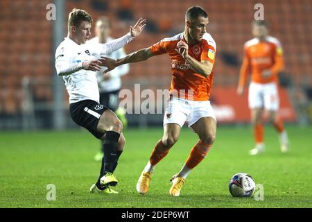 BLACKPOOL, ANGLETERRE. LE 1ER DÉCEMBRE, Jerry Yates de Blackpool (à droite) et Andy Cannon de Portsmouth se battent pour le ballon lors du match de la Sky Bet League 1 entre Blackpool et Portsmouth à Bloomfield Road, Blackpool, le mardi 1er décembre 2020. (Crédit : Tim Markland | ACTUALITÉS MI) crédit : ACTUALITÉS MI et sport /Actualités Alay Live Banque D'Images