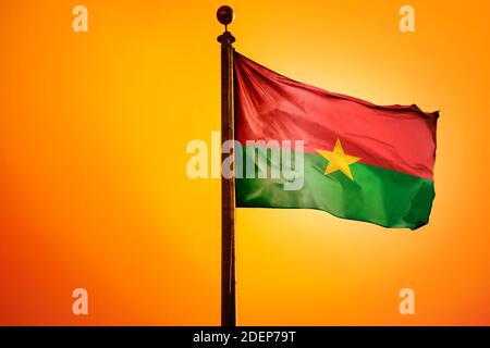 Drapeau du Burkina Faso, drapeau agitant avec Sunrise Banque D'Images