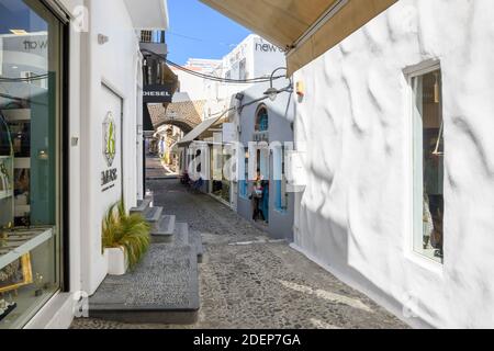 Santorini Grèce, 17 septembre 2020: Rue à Fira, une plus grande ville de Santorini avec beaucoup de restaurants et de magasins. Cyclades, Grèce Banque D'Images