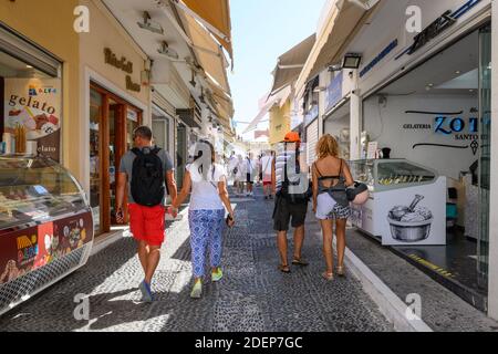 Santorini Grèce, 17 septembre 2020: Rue à Fira, une plus grande ville de Santorini avec beaucoup de restaurants et de magasins. Cyclades, Grèce Banque D'Images