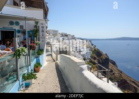 Promenade en bord de mer à Fira, une plus grande ville de Santorin, avec une vue magnifique sur la caldeira et beaucoup de restaurants. Cyclades, Grèce Banque D'Images