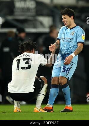 Gustavo Hamer de Coventry City (à droite) aide Colin Kazim-Richards du comté de Derby après le coup de sifflet final lors du match du championnat Sky Bet au stade Pride Park, Derby. Banque D'Images