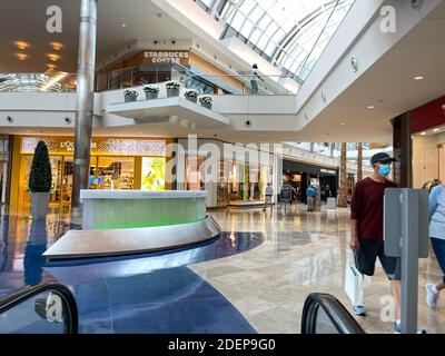 Orlando, FL USA - 20 novembre 2020 : descendre un escalier mécanique au centre commercial Millenia Mall à Orlando, Floride Banque D'Images