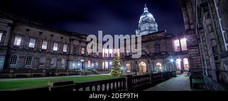 Mar 1 décembre 2020. Édimbourg, Royaume-Uni. L’arbre de Noël de l’Université d’Édimbourg s’illumine dans le Quadrangle du Old College, dans la vieille ville historique. Les feux ont été allumés via un événement virtuel en raison des restrictions de Covid-19. Banque D'Images