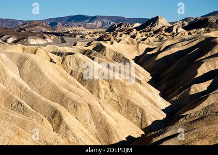 Vue depuis Zabriskie point, un paysage de badlands qui surplombe la vallée de la mort, Californie, États-Unis. Banque D'Images