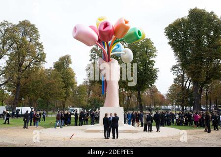 Des représentants des médias et des spectateurs se réunissent lors du dévoilement de la sculpture « bouquet de tulipes » de l'artiste américain Jeff Koons, près du musée du petit Palais à Paris, le 4 octobre 2019. La sculpture 'bouquet de Tulips' est dédiée aux victimes de l'attaque de Bataclan. Photo de Raphael Lafargue/ABACAPRESS.COM Banque D'Images