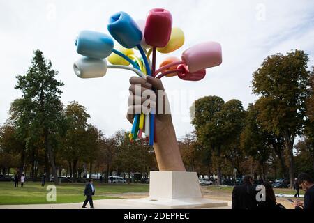 Des représentants des médias et des spectateurs se réunissent lors du dévoilement de la sculpture « bouquet de tulipes » de l'artiste américain Jeff Koons, près du musée du petit Palais à Paris, le 4 octobre 2019. La sculpture 'bouquet de Tulips' est dédiée aux victimes de l'attaque de Bataclan. Photo de Raphael Lafargue/ABACAPRESS.COM Banque D'Images