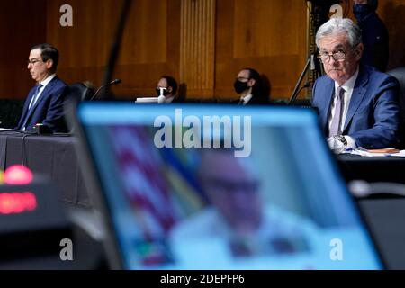 Washington, États-Unis d'Amérique. 1er décembre 2020. Jerome H. Powell, président du Conseil des gouverneurs de la Réserve fédérale, à droite, et Steven T. Mnuchin, secrétaire américain au Trésor, à gauche, écoutent le sénateur américain Jon Tester (démocrate du Montana), leur pose des questions à distance, lors d’un comité sénatorial américain sur les banques et le logement, Et Urban Affairs heading on the Quarterly CARES Act Report to Congress » on Capitol Hill à Washington, DC le mardi 1er décembre 2020.Credit: Susan Walsh/Pool via CNP | usage Worldwide Credit: dpa/Alay Live News Banque D'Images