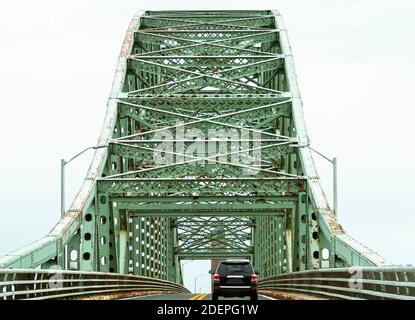 Vue de la voiture de conduite sur le pont Robert Moses avec la tour d'eau sur l'île de feu en vue. Banque D'Images