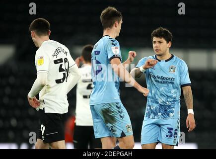 Gustavo Hamer de Coventry City (à droite) et Dominic Hyam célèbrent après le coup de sifflet final lors du match du championnat Sky Bet au stade Pride Park, Derby. Banque D'Images