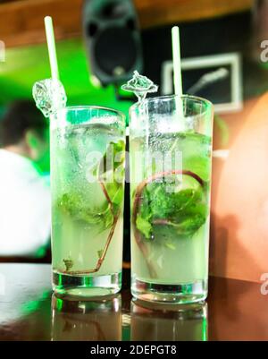 Gros plan de deux verres de cocktails mojitos sur une table dans un club de la Havane Cuba en grands verres. Banque D'Images