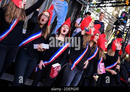 Les gens ont des drapeaux lorsqu'ils participent à une manifestation de Marchons Enfants contre le GPA sous le slogan liberté Egalite Paternite où plusieurs dizaines de milliers de personnes (entre 75,000 et 600,000) A répondu à l'appel du mouvement Manif pour tous de participer à Paris à la grande mobilisation intitulée Marchons enfants afin de protester contre la loi de bioéthique légalisant la PMA (procréation médicalement assistée) pour les couples homosexuels. Paris, France, 6 octobre 2019. Photo de Julie Sebadelha/ABACAPRESS.COM Banque D'Images