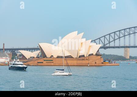 Pont et opéra de Sydney vus du jardin botanique royal, Australie Banque D'Images